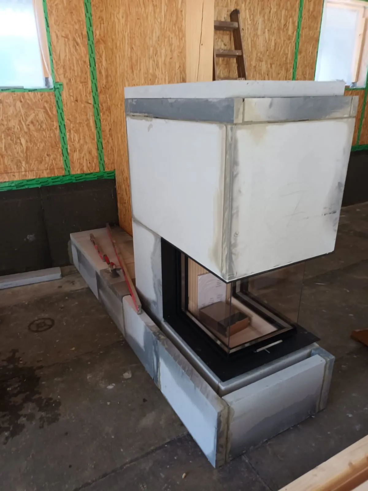 Dreiseitiger Kamin im Aufbau